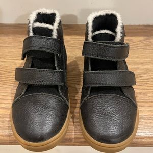Toddler size 9 Uggs
